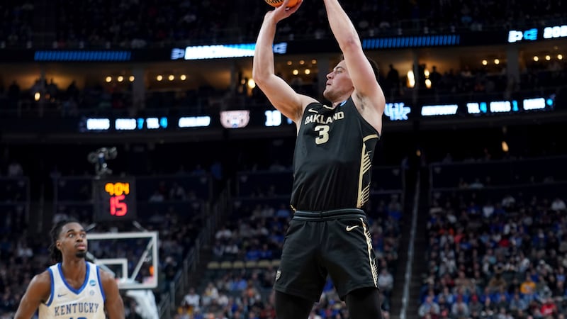 Oakland's Jack Gohlke (3) shoots a 3-pointer against Kentucky during the first half of a...