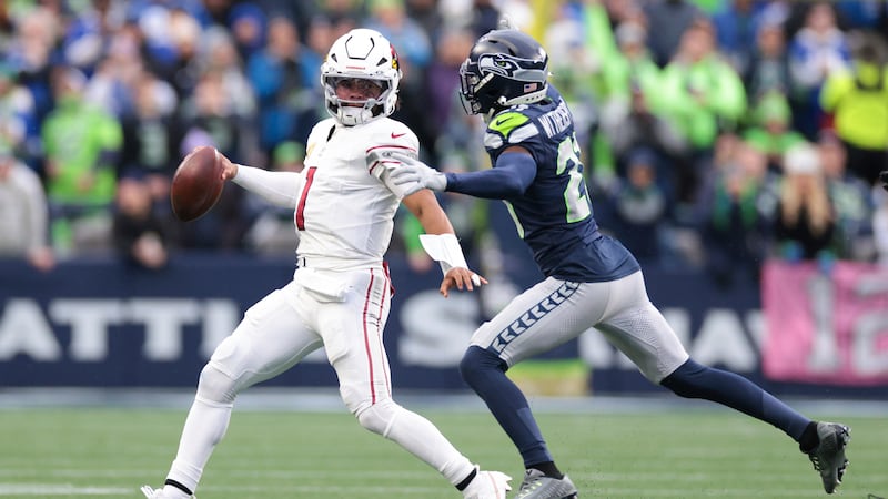Arizona Cardinals quarterback Kyler Murray (1) looks to throw during the second half of an NFL...