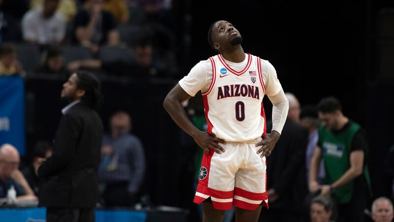 Arizona guard Courtney Ramey (0) looks up at the scoreboard during the second half of a...