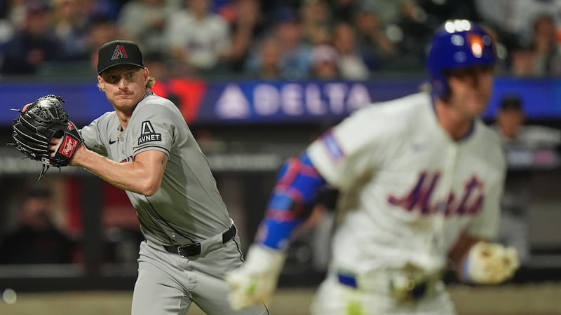 Arizona Diamondbacks pitcher Shelby Miller, left, throws to first base as New York Mets' Jeff...