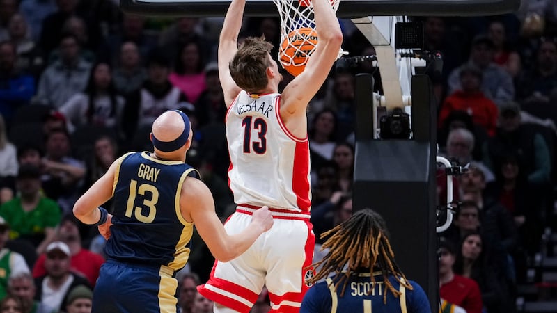 Arizona forward Henri Veesaar dunks against Akron guard Isaiah Gray, left, and guard Shammah...