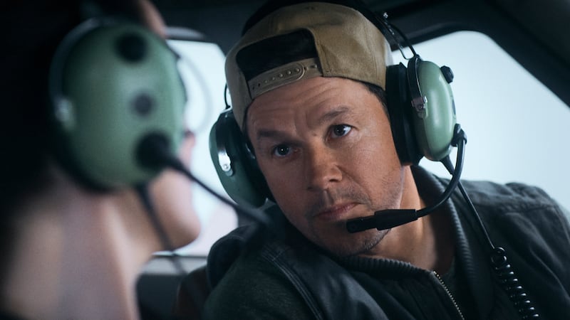 Michelle Dockery as Madolyn and Mark Wahlberg as Daryl in Flight Risk.