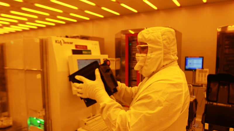 Production Specialist performing a Lot Integrity check before initiating an automated Defect...