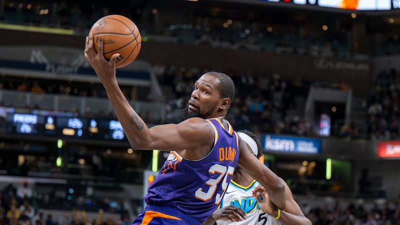 Phoenix Suns forward Kevin Durant (35) pulls in a pass during the first half of an NBA...