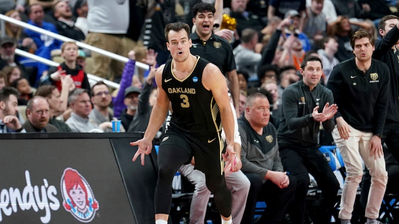 Oakland's Jack Gohlke (3) reacts after hitting a 3-point shot against Kentucky during the...
